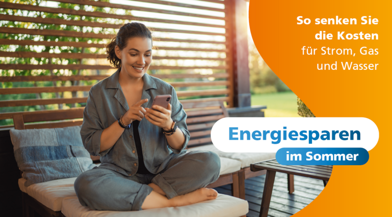 Junge Frau chillt im Sommergarten und spart Energie