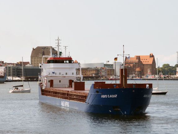 Professionalität und langjährige Erfahrungen im Umschlag- und Lagergeschäft gepaart mit einem hohen Maß an Qualität und Flexibilität sind die Markenzeichen des Seehafens Stralsund. 