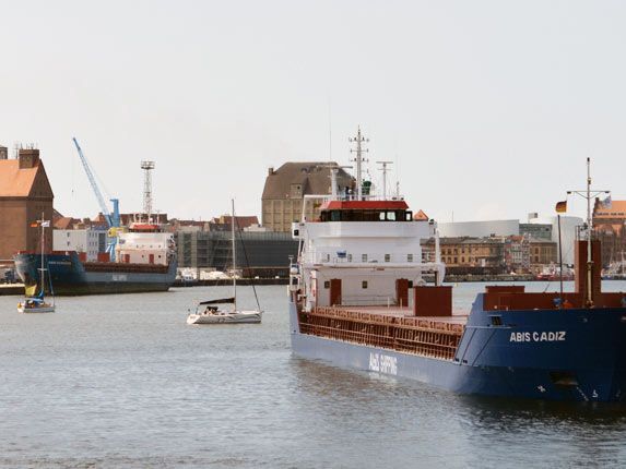 Professionalität und langjährige Erfahrungen im Umschlag- und Lagergeschäft gepaart mit einem hohen Maß an Qualität und Flexibilität sind die Markenzeichen des Seehafens Stralsund. 