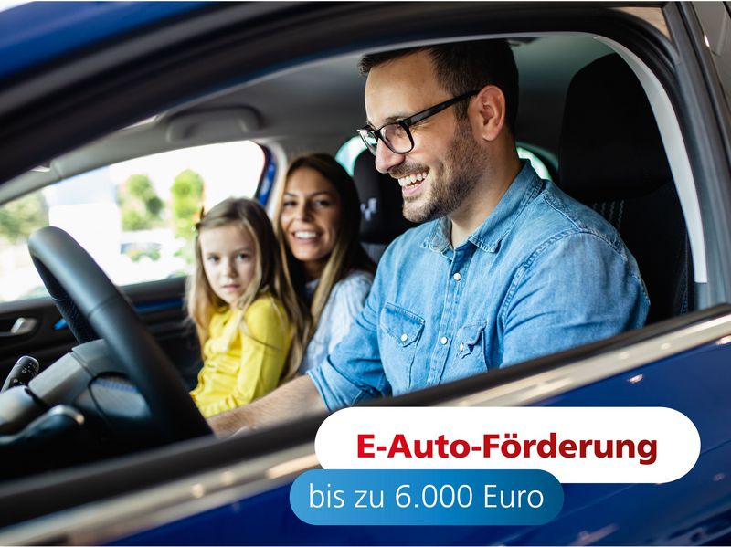 Familie fährt im Elektroauto und freut sich über die Förderung 2026