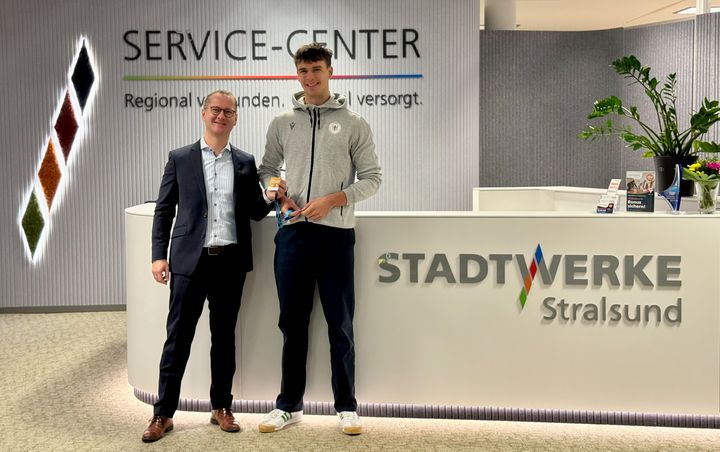 Ole Hohensee und Anselm Drescher im Service-Center Stadtwerke Stralsund