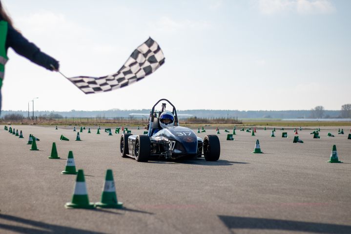Am 12. April 2025 nahm das Baltic Racing Team der Hochschule Stralsund seine Unterstützer mit auf eine besondere Reise in die Welt der Formula Student. Beim Sponsorenrennen auf dem Flugplatz Stralsund-Barth konnten wir als langjährige Partner nicht nur einen Blick auf die aktuellen Entwicklungen des Teams werfen.