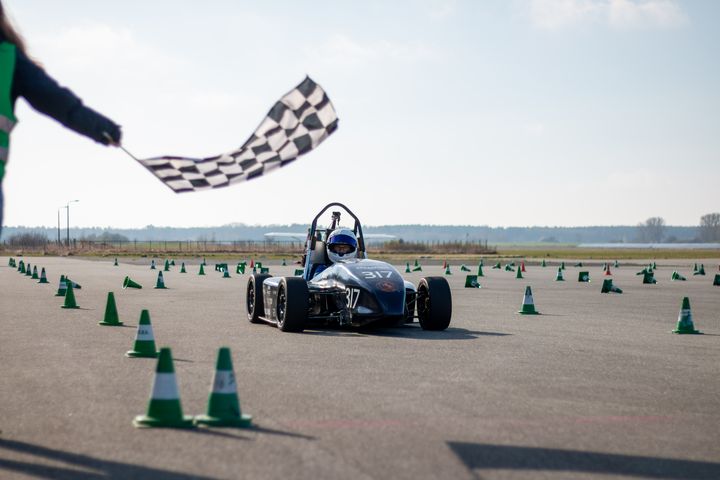 Am 12. April 2025 nahm das Baltic Racing Team der Hochschule Stralsund seine Unterstützer mit auf eine besondere Reise in die Welt der Formula Student. Beim Sponsorenrennen auf dem Flugplatz Stralsund-Barth konnten wir als langjährige Partner nicht nur einen Blick auf die aktuellen Entwicklungen des Teams werfen.
