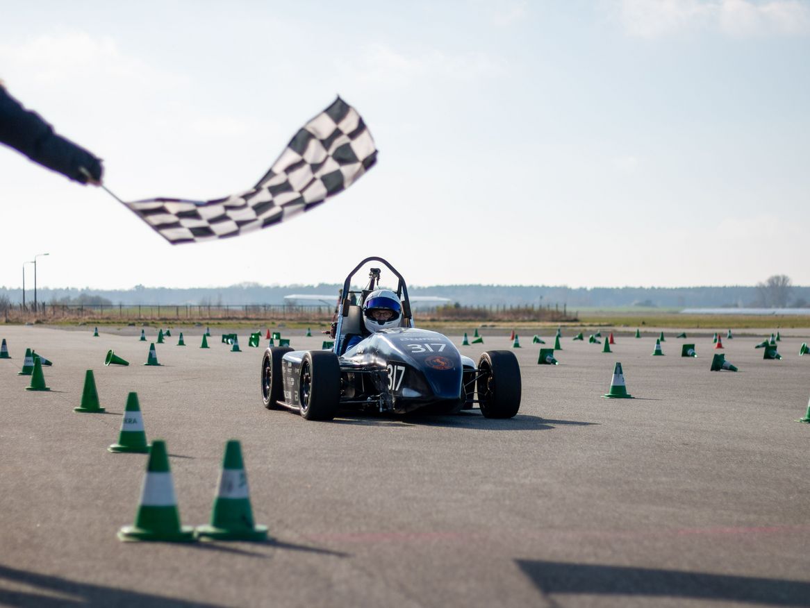 Am 12. April 2025 nahm das Baltic Racing Team der Hochschule Stralsund seine Unterstützer mit auf eine besondere Reise in die Welt der Formula Student. Beim Sponsorenrennen auf dem Flugplatz Stralsund-Barth konnten wir als langjährige Partner nicht nur einen Blick auf die aktuellen Entwicklungen des Teams werfen.