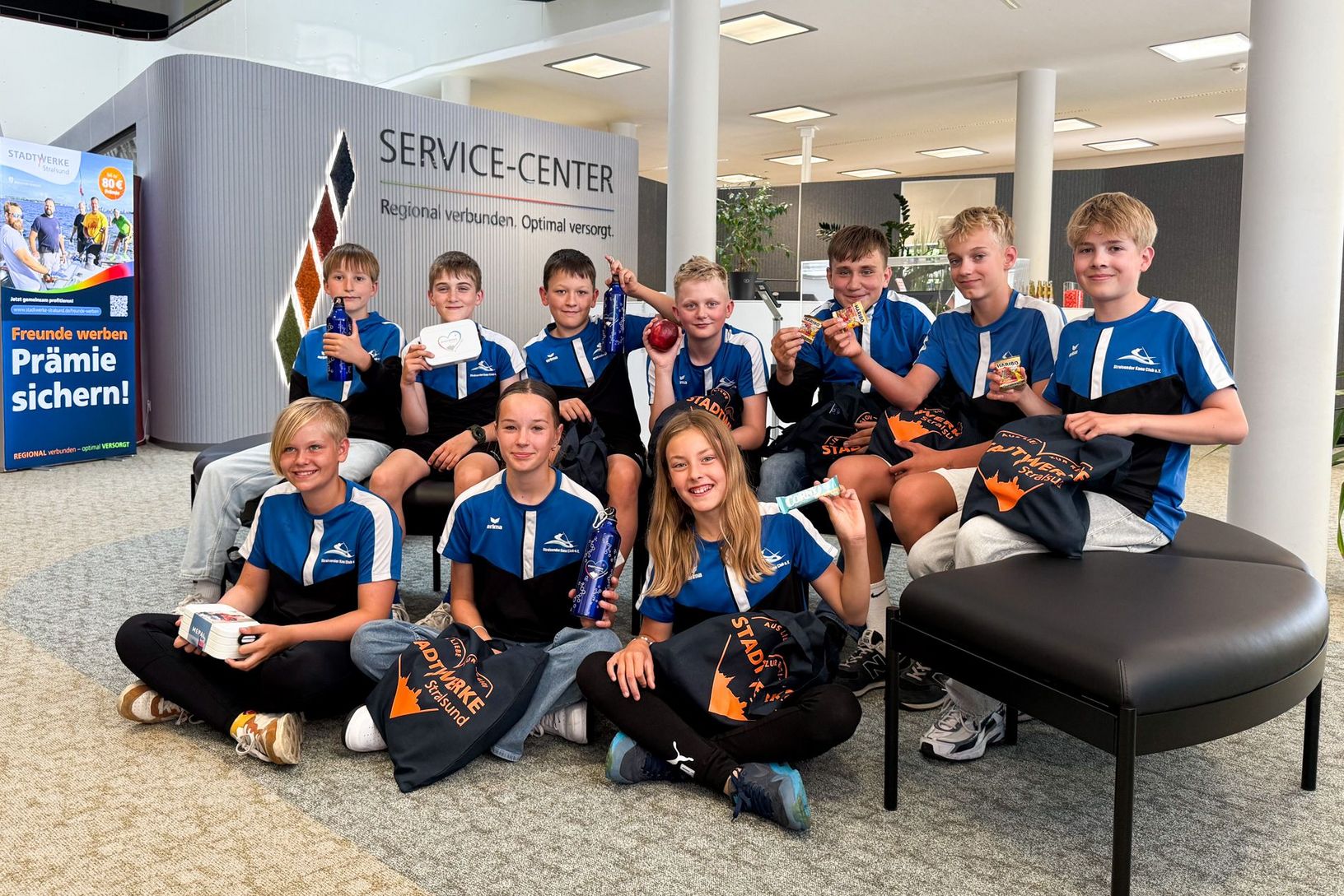 Die Kinder und Jugendlichen des Stralsunder Kanu-Clubs zu Besuch bei den Stadtwerke Stralsund.