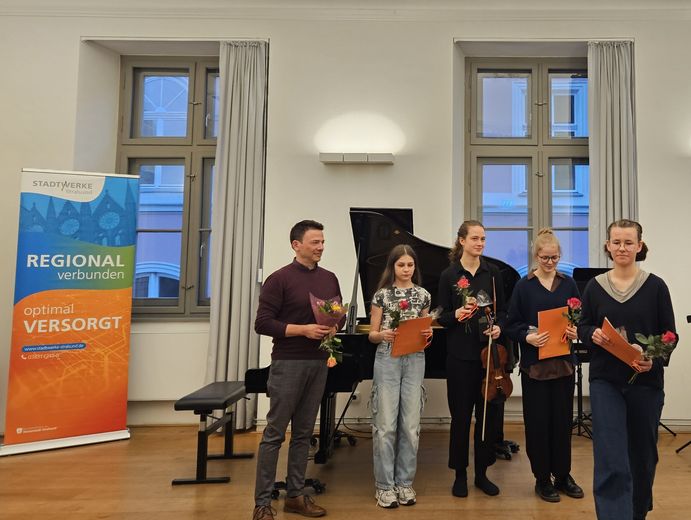 Große Freude bei der Musikschule Stralsund: Beim diesjährigen Landeswettbewerb „Jugend musiziert“, der am vergangenen Wochenende in Schwerin stattfand, konnten sich alle 15 teilnehmenden Schülerinnen und Schüler aus Stralsund als Preisträgerinnen und Preisträger durchsetzen.