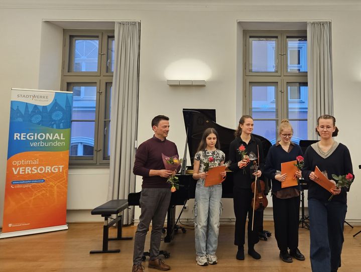 Große Freude bei der Musikschule Stralsund: Beim diesjährigen Landeswettbewerb „Jugend musiziert“, der am vergangenen Wochenende in Schwerin stattfand, konnten sich alle 15 teilnehmenden Schülerinnen und Schüler aus Stralsund als Preisträgerinnen und Preisträger durchsetzen.