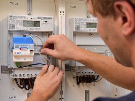 Handwerker installiert ein intelligentes Messsystem im Zählerschrank eines Wohnhauses. | SWS Netze GmbH