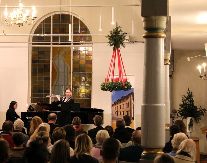 junge Leute der Musikschule Stralsund musizieren beim Yaro-Konzert
